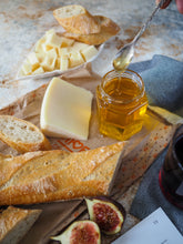 Bread with cheese, figs and honey
